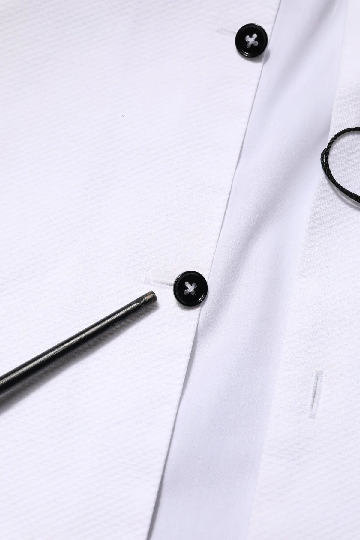 Boutons croix noirs sur la patte de boutonnage d’une chemise formelle homme dolce gabbana blanche en popeline coton
