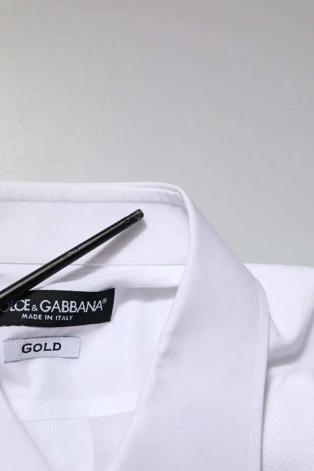 Dolce & gabbana chemise homme blanche en popeline de coton avec col net et étiquette noire or made in italy