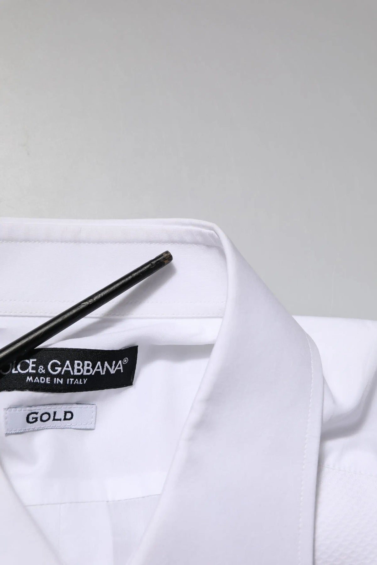 Dolce & gabbana chemise homme blanche en popeline de coton avec col net et étiquette noire or made in italy