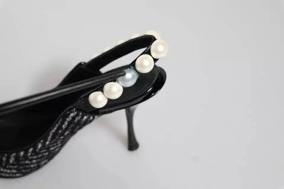 Sandal à talon noir dolce & gabbana en cuir verni avec perles blanches et une perle bleue sur la bride