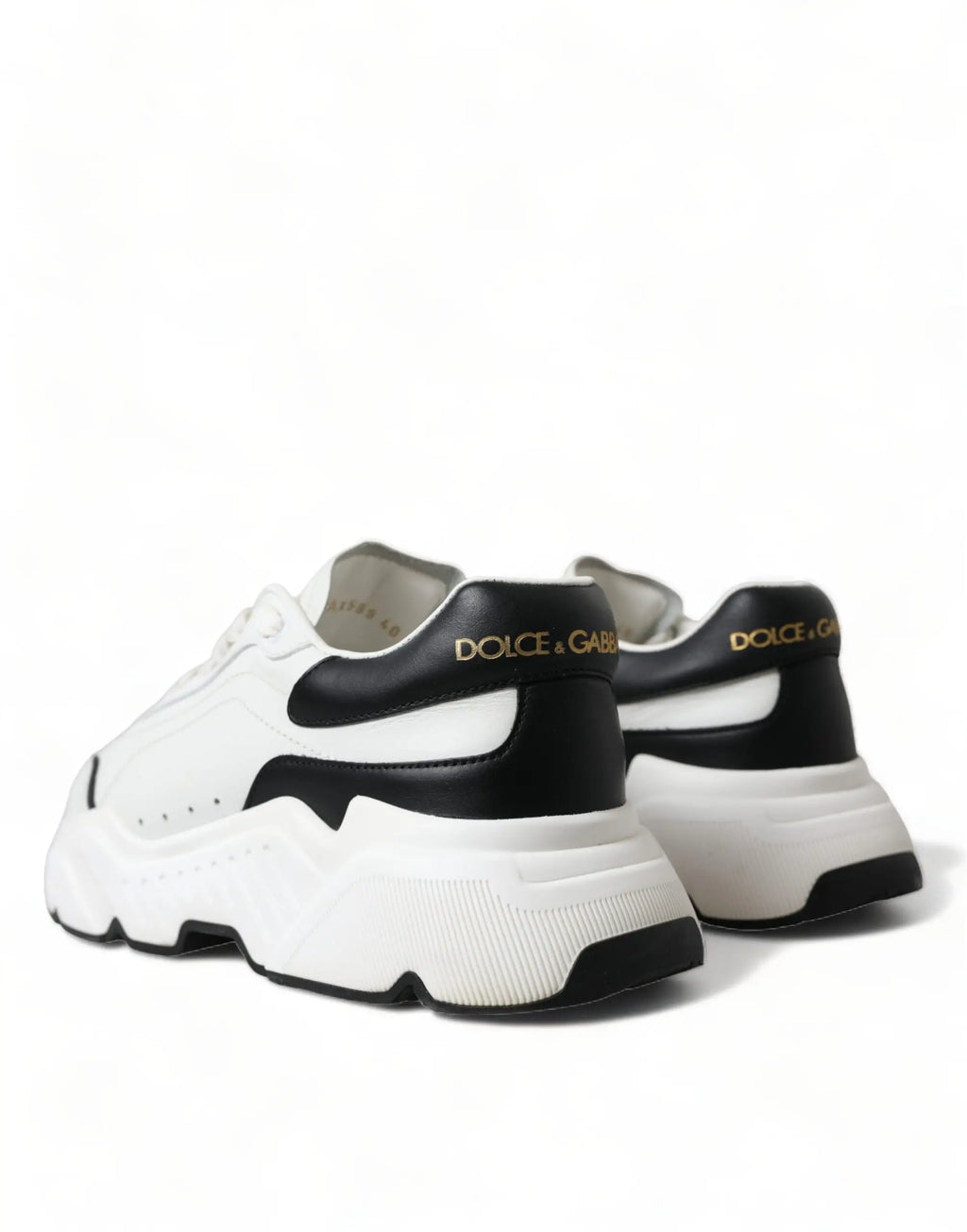 Dolce & Gabbana baskets daymaster basses blanches et noires avec semelle épaisse et logo doré au talon vue arrière
