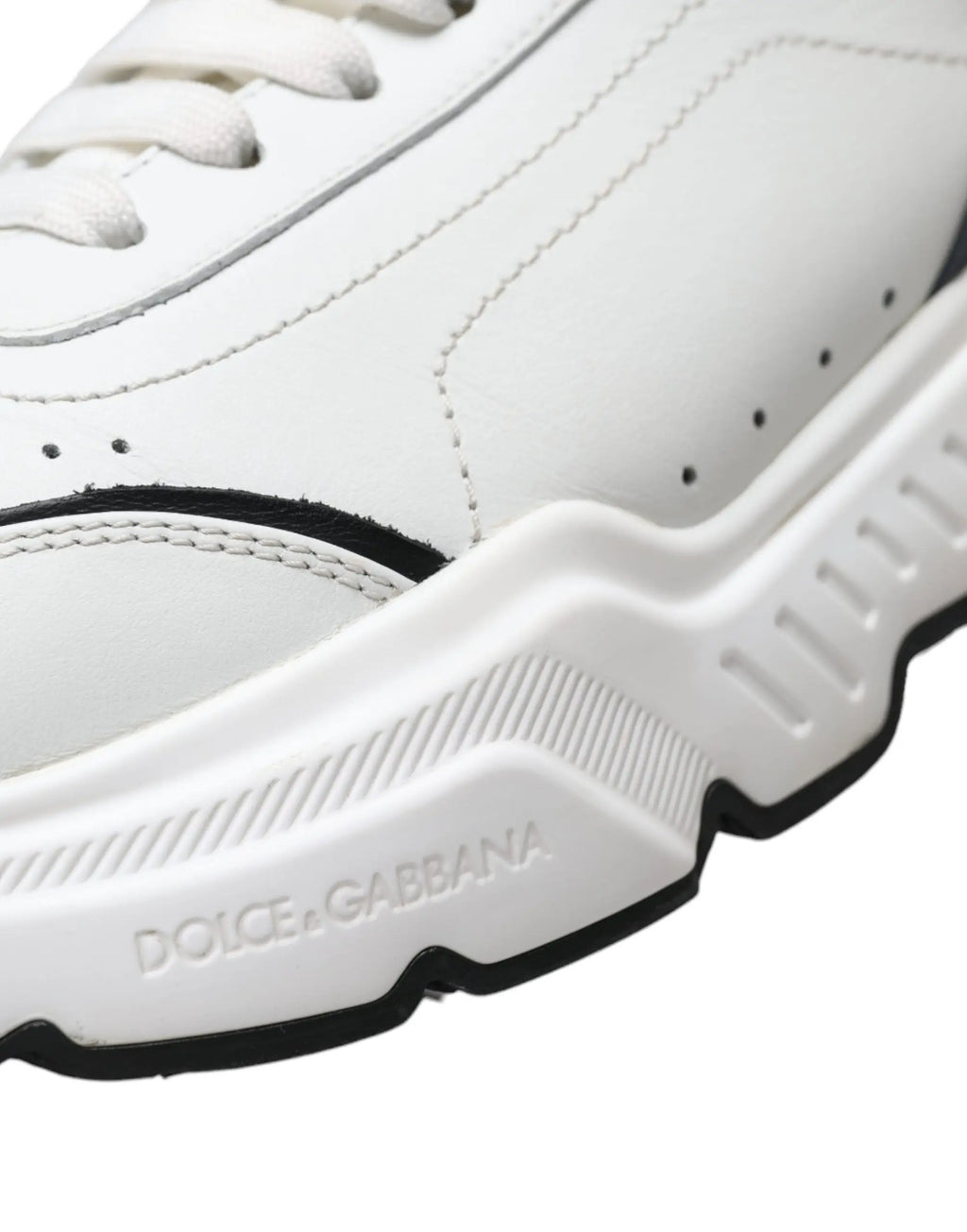 Dolce & gabbana baskets basses daymaster blanches avec accents noirs et semelle épaisse en cuir