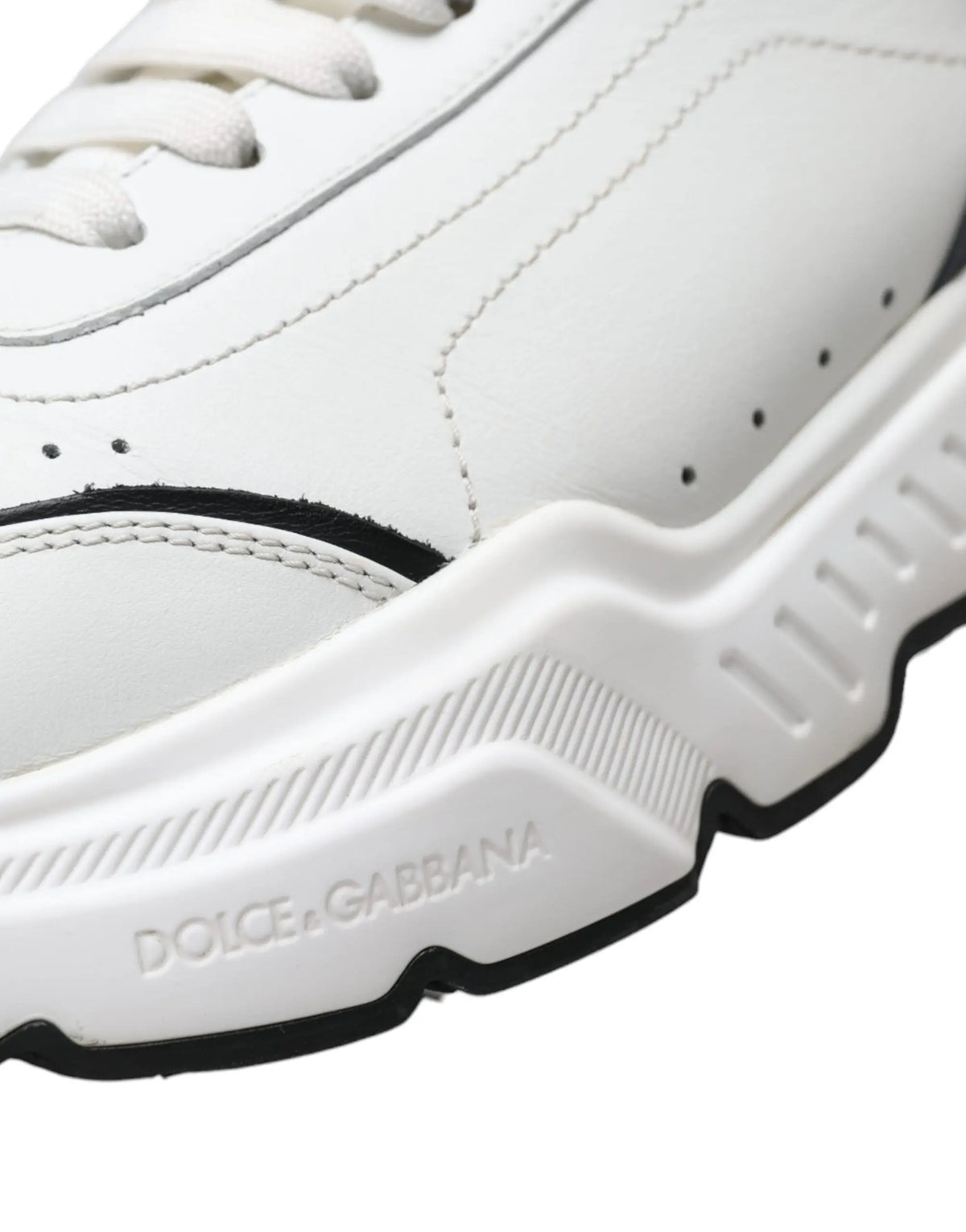 Dolce & gabbana baskets basses daymaster blanches avec accents noirs et semelle épaisse en cuir