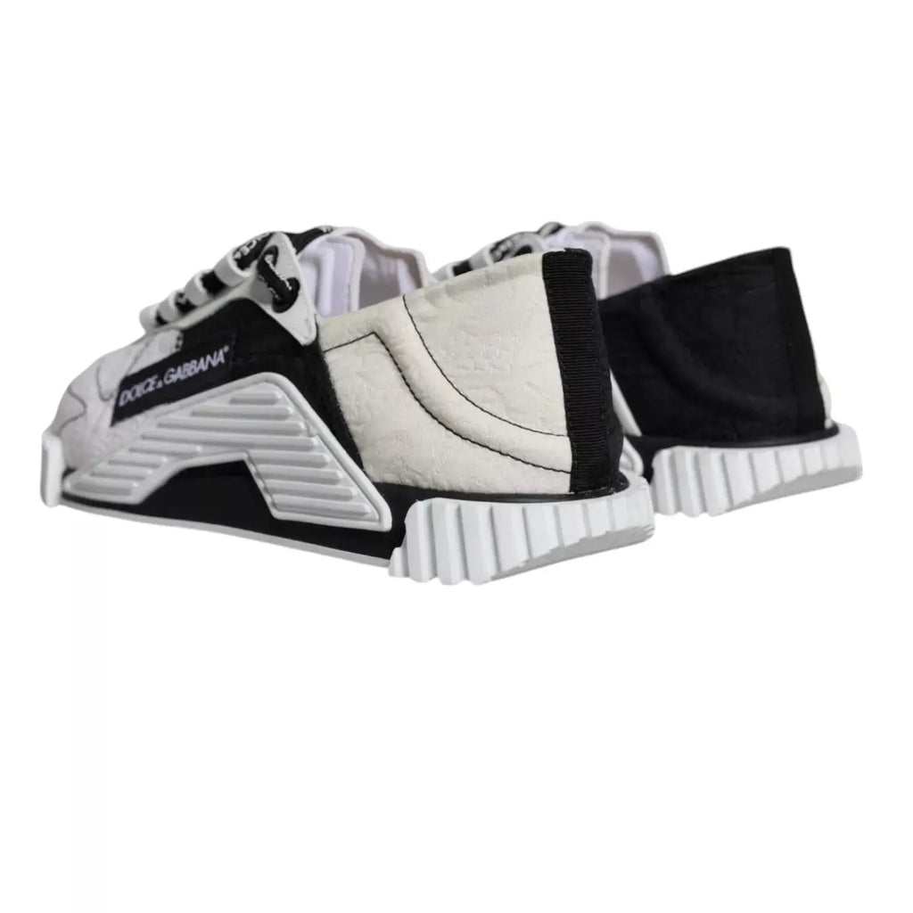 Baskets basses dolce & gabbana blanches et noires avec design angulaire audacieux et semelle épaisse