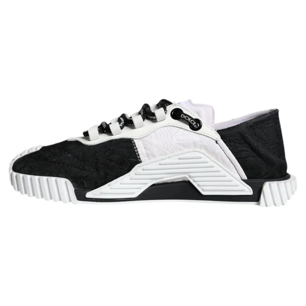 Sneakers dolce gabbana blanche et noire low top avec tige texturée semelle géométrique et lacets brandés