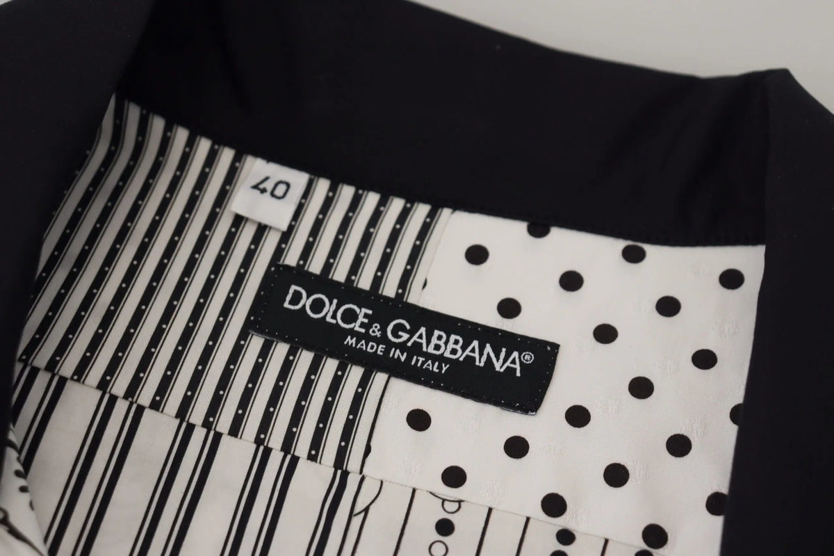 Étiquette noire et blanche dolce & gabbana made in italy avec doublure intérieure rayée et à pois sur chemise blanche noire à motifs