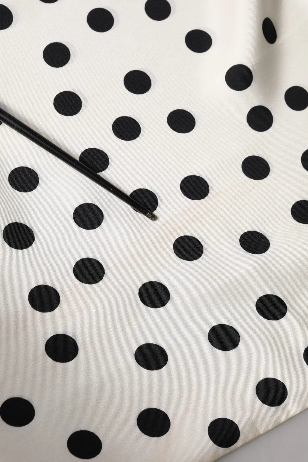 Foulard dolce & gabbana blanc à pois noirs en tissu léger 165,5cm sur 32cm pour tour de cou