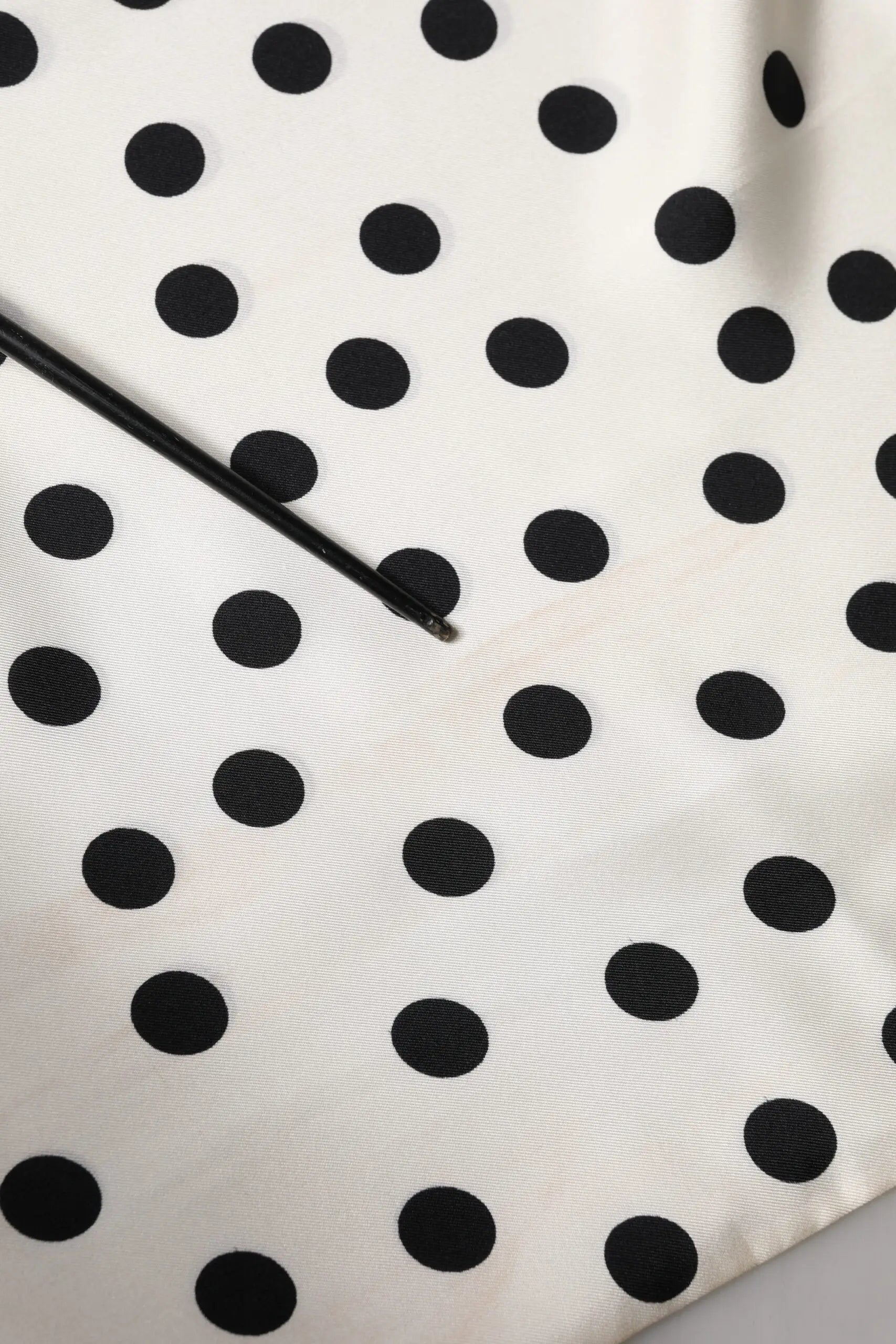 Foulard dolce & gabbana blanc à pois noirs en tissu léger 165,5cm sur 32cm pour tour de cou