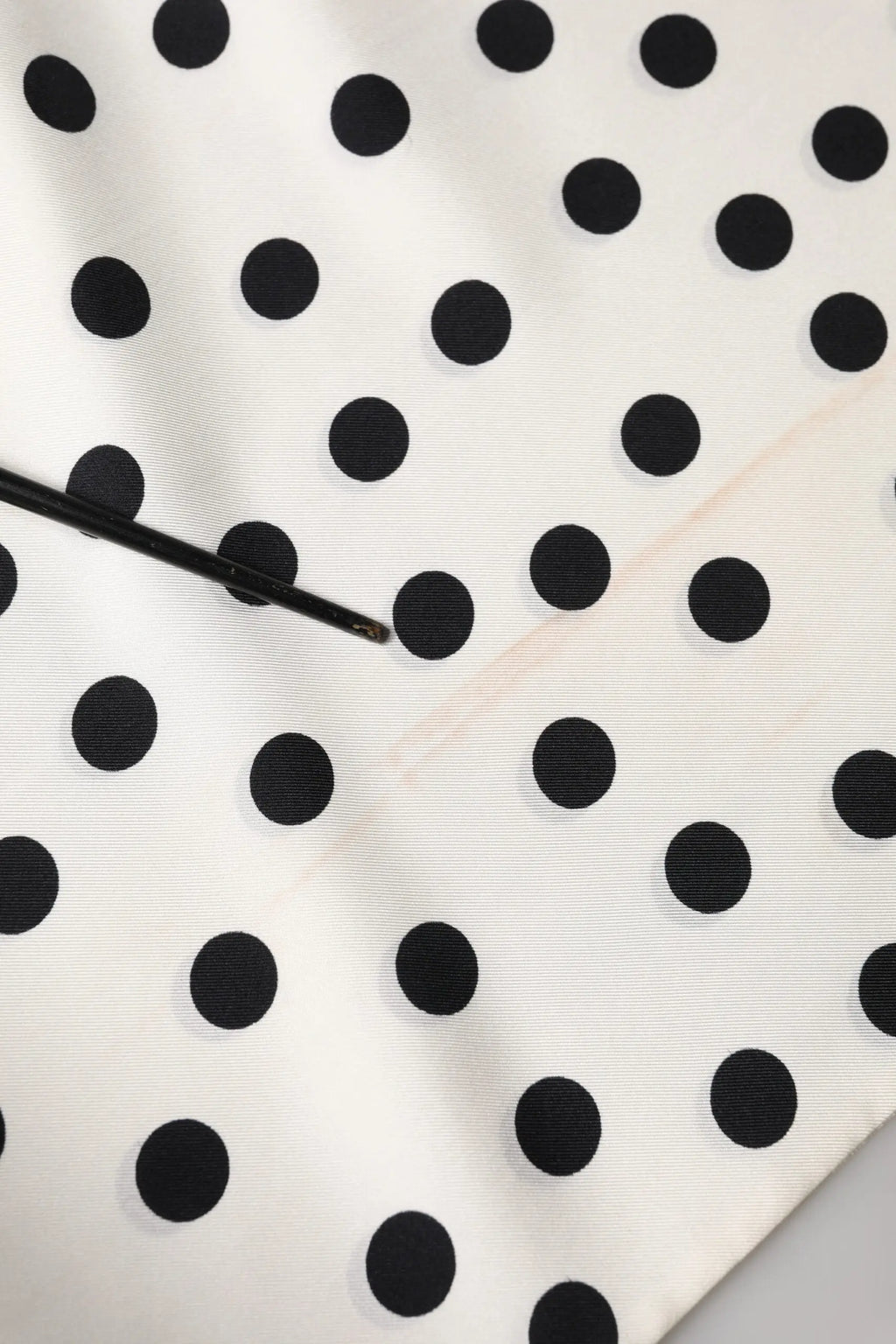 Dolce & gabbana foulard blanc à pois noirs en tissu léger 165,5 cm x 32 cm pour porter autour du cou