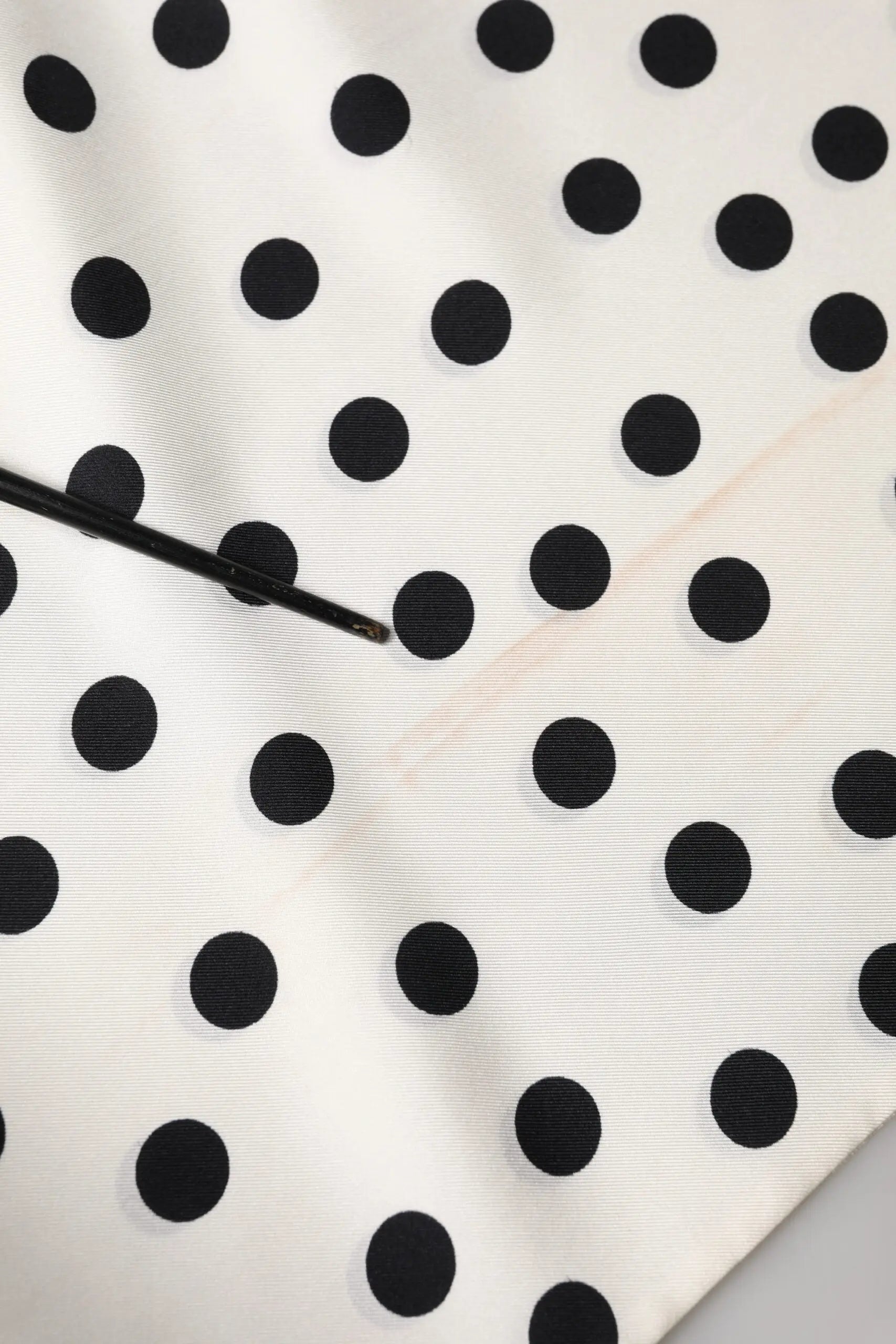 Dolce & gabbana foulard blanc à pois noirs en tissu léger 165,5 cm x 32 cm pour porter autour du cou