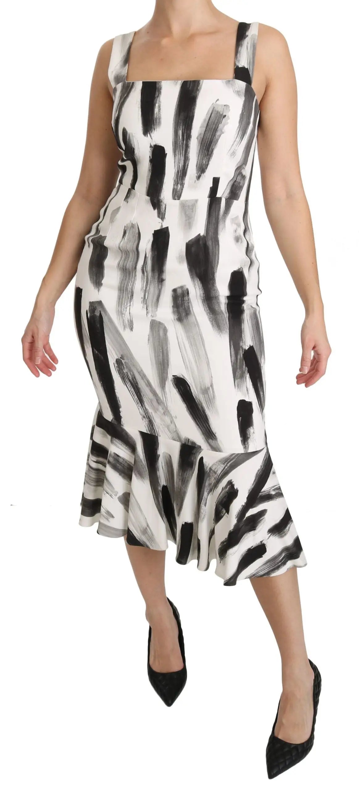 Femme portant une robe midi en viscose Dolce & Gabbana blanche et noire à motifs peinture avec col carré et bretelles fines