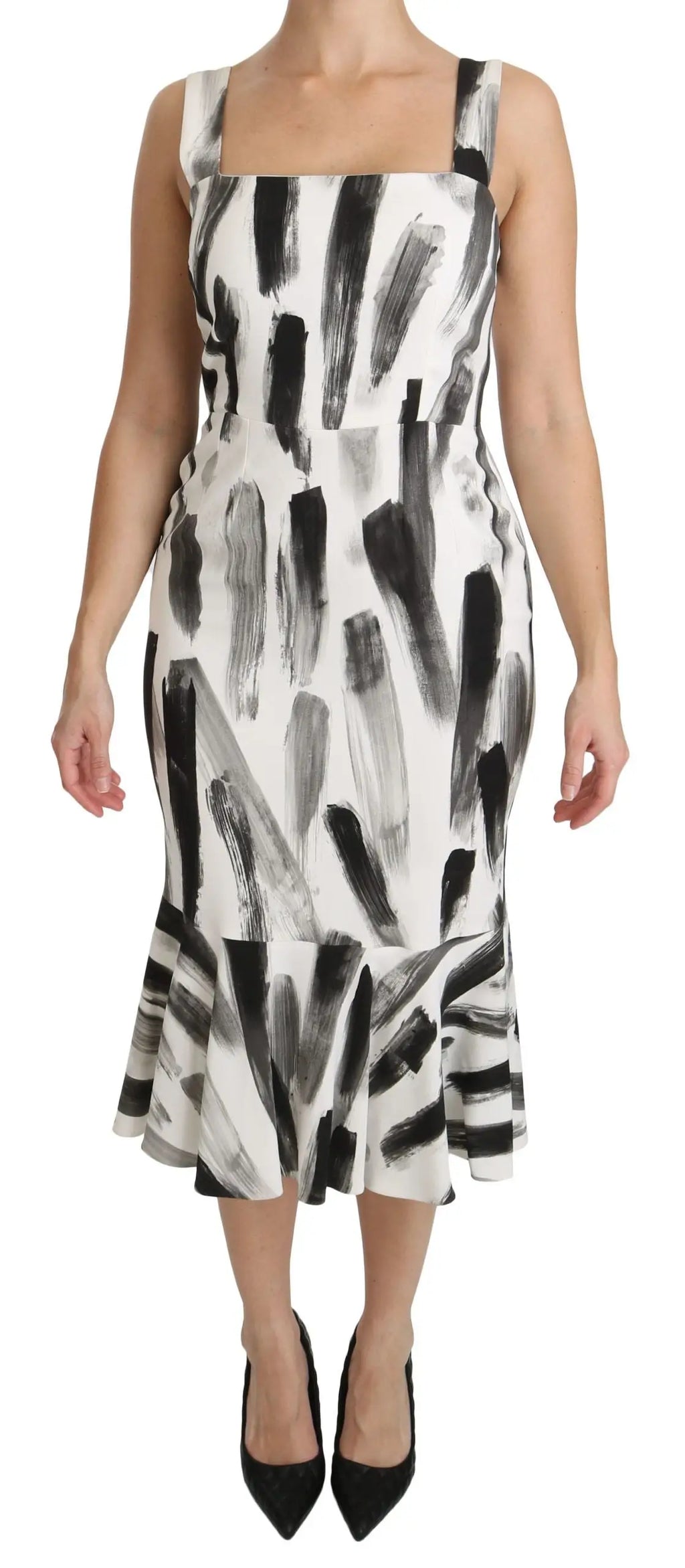 Une femme porte une robe midi dolce & gabbana en viscose blanche et noire avec motifs pinceaux et décolleté carré