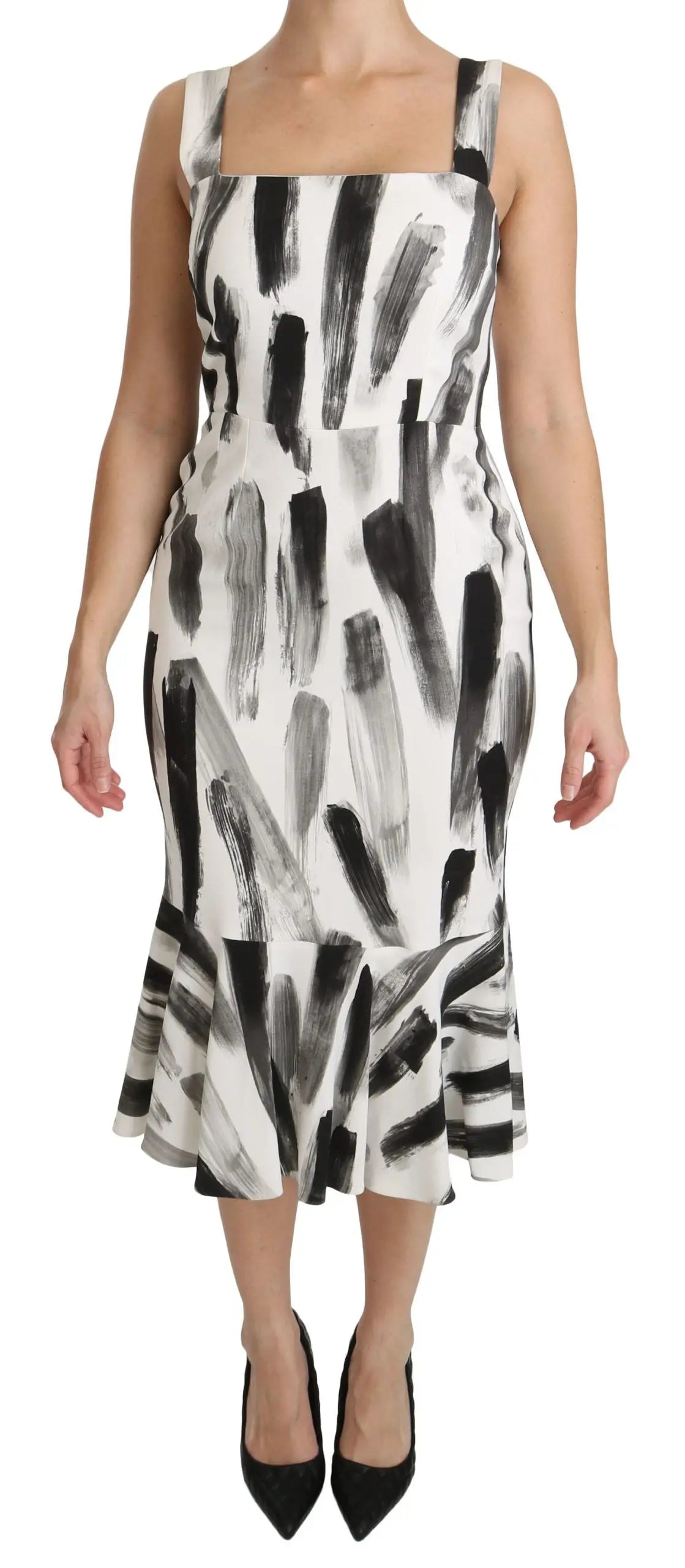 Une femme porte une robe midi dolce & gabbana en viscose blanche et noire avec motifs pinceaux et décolleté carré