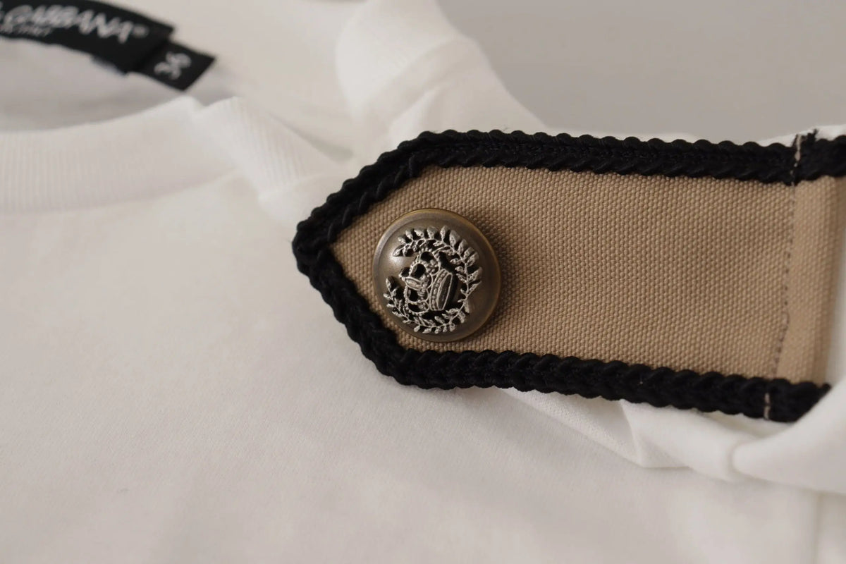 Bouton argenté gravé de laurier sur patch beige bordé de tresse noire sur t-shirt coton blanc roses noir dolce & gabbana
