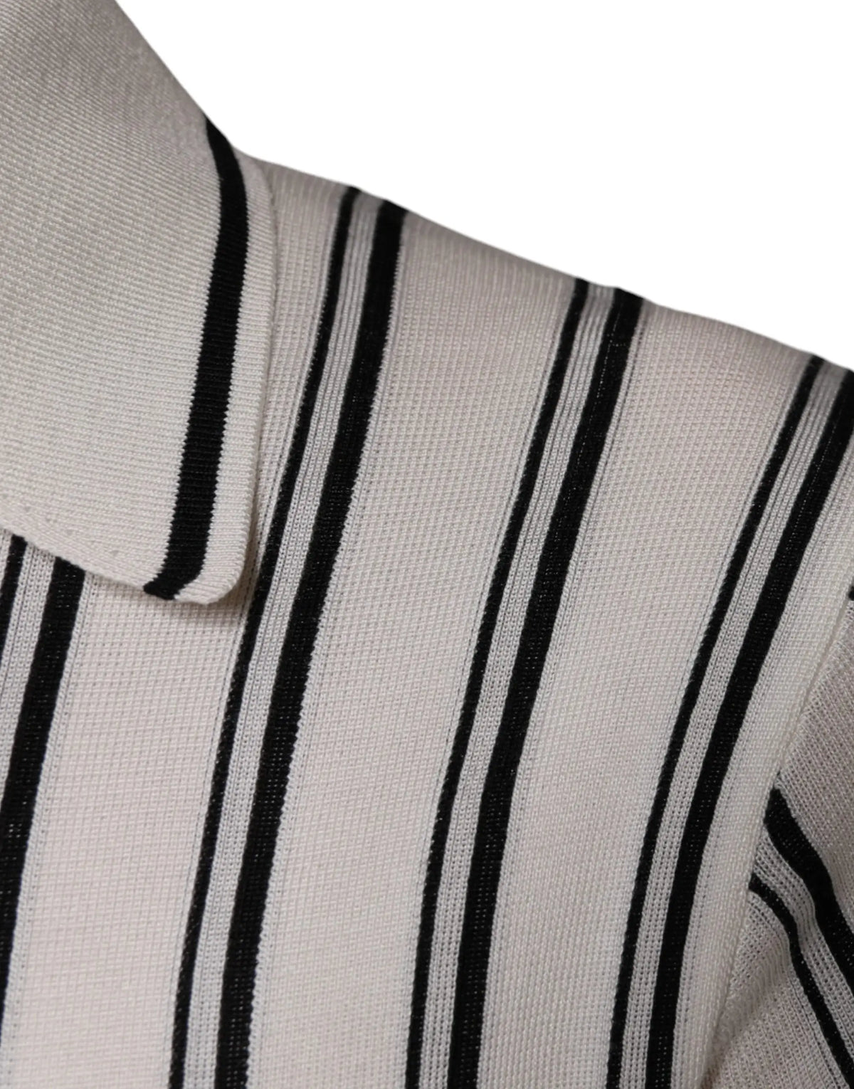Gros plan d un polo en maille crème dolce & gabbana avec rayures verticales noires et col côtelé