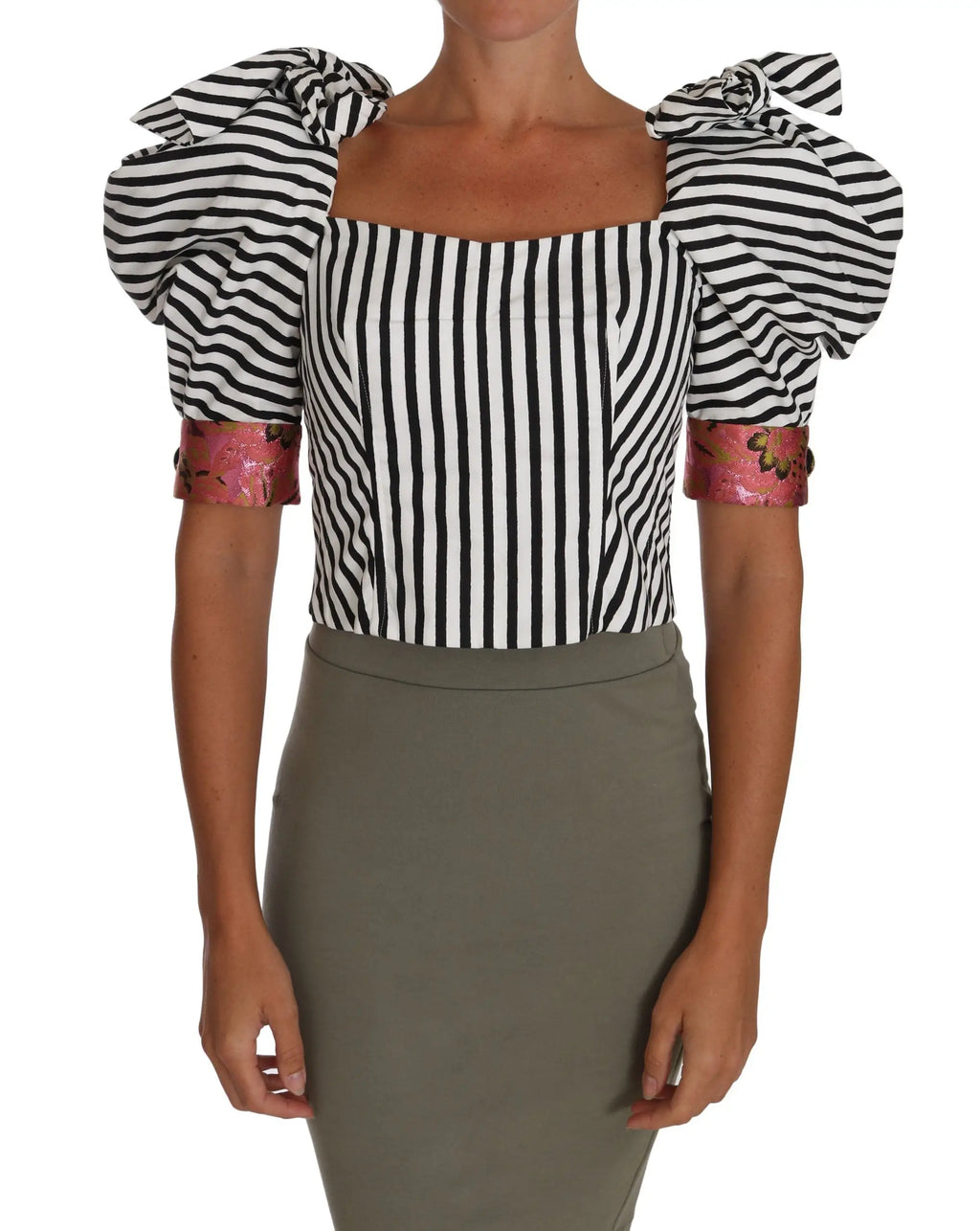Blouse cropped dolce & gabbana blanche à rayures noires avec manches bouffantes et poignets floraux roses