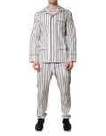 Un homme portant un pyjama dolce & gabbana en coton blanc et noir à rayures verticales avec boutons et poches poitrine