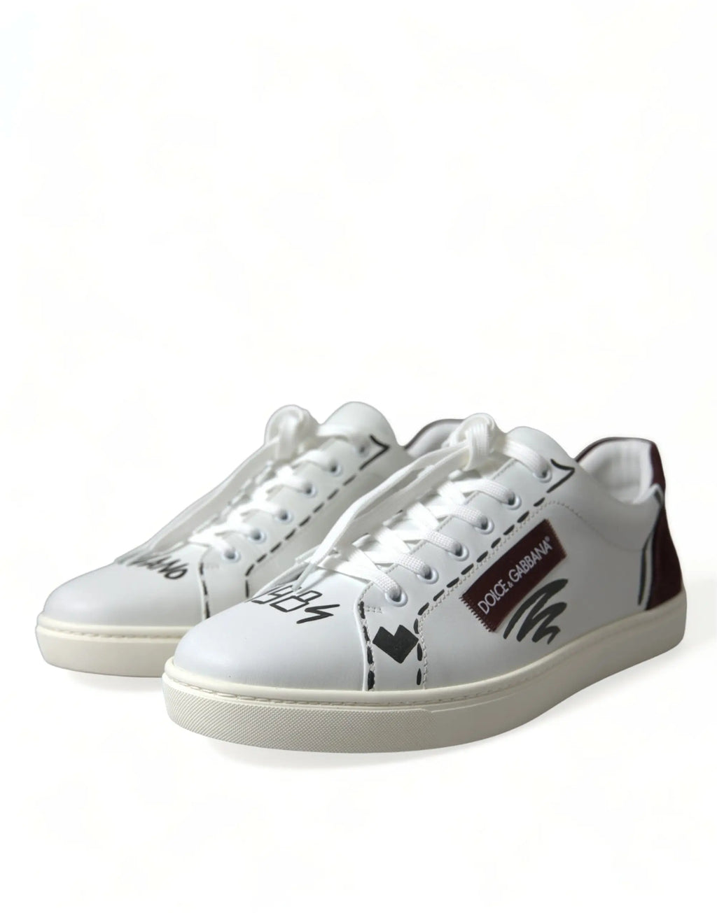 Baskets basses dolce & gabbana en cuir blanc avec accents graphiques noirs et talon bordeaux contrastant