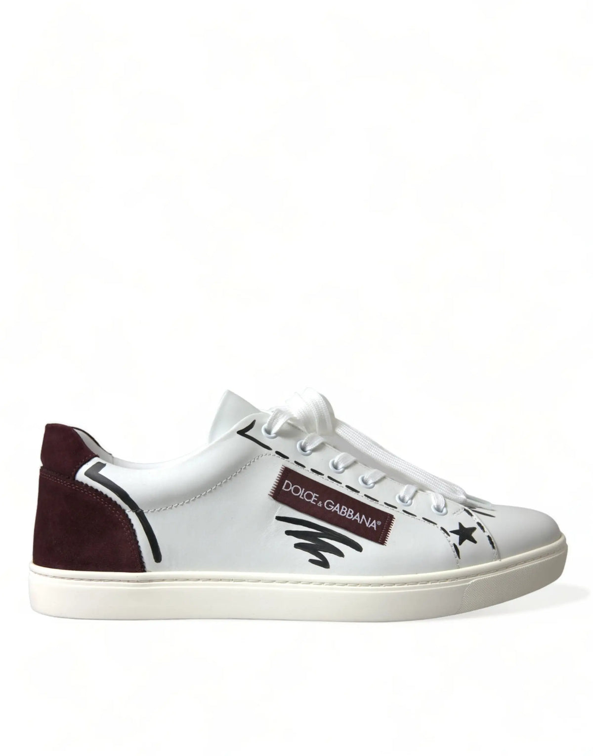 Chaussures basses dolce gabbana blanches en cuir avec accents bordeaux en daim et détails étoiles noires