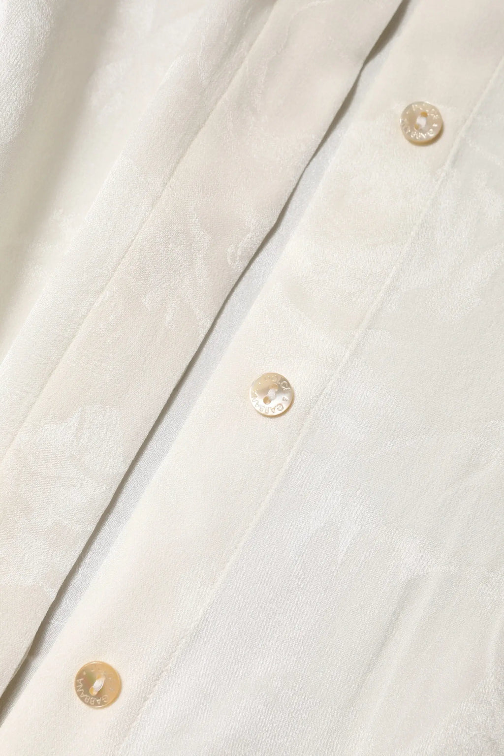 Blouse dolce & gabbana blanche à manches longues avec texture subtile et boutons dorés assortis