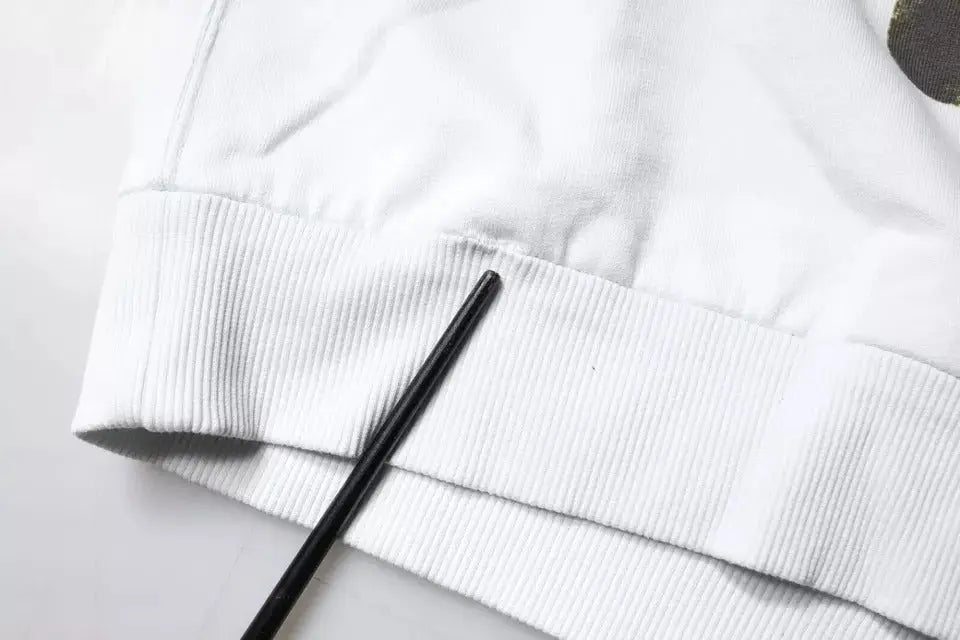 Manchette blanche côtelée en coton avec un crayon noir diagonal sur le pull à capuche blanc en coton caesar de dolce & gabbana
