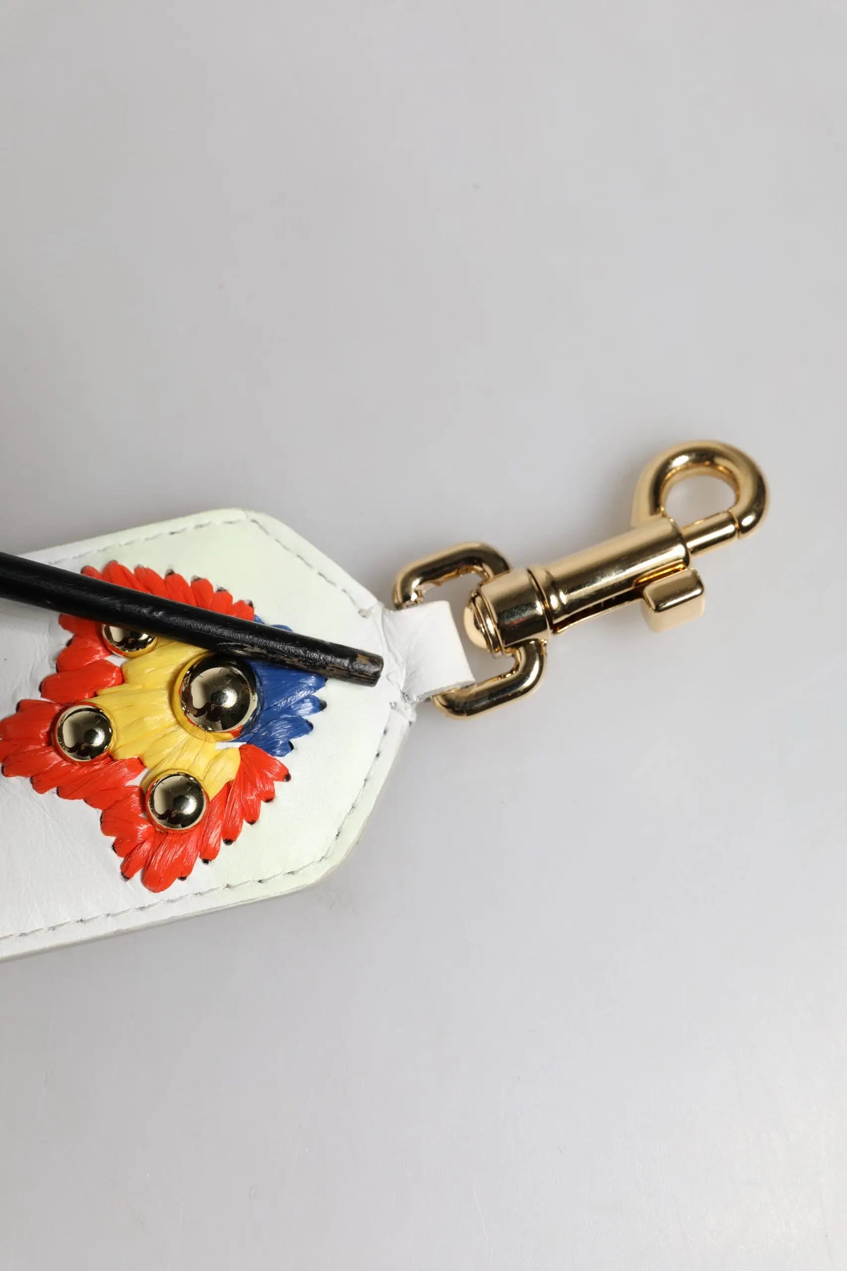 Dolce & gabbana porte-clés en cuir blanc avec tête de lion brodée multicolore et clous métalliques