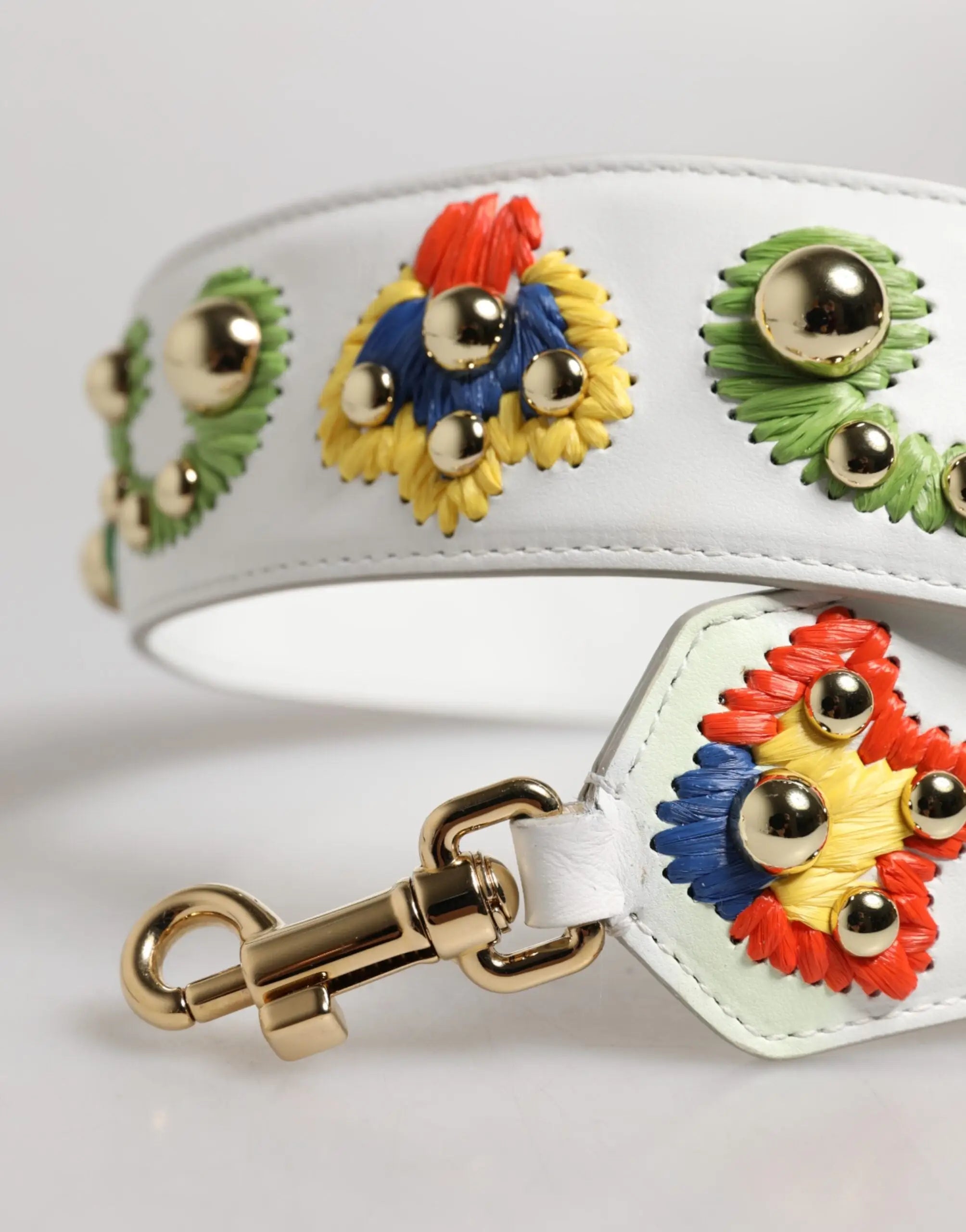Dolce & gabbana sangle d’épaule en cuir de veau blanc ornée de patchs brodés colorés et de clous métalliques dorés