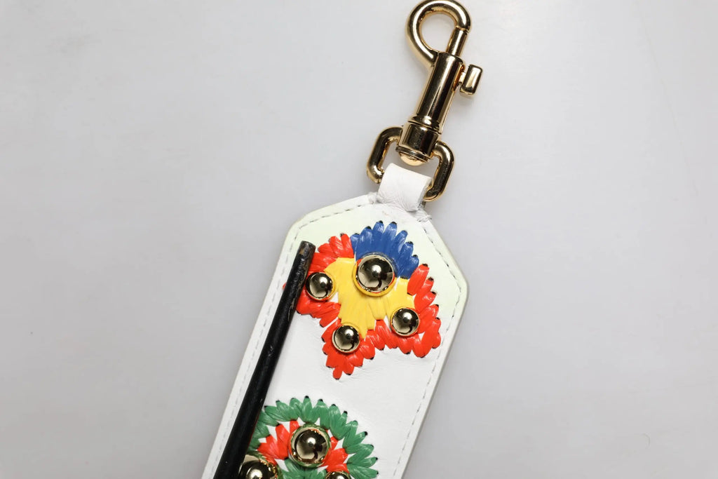 Porte-clés en cuir blanc dolce & gabbana avec appliqués floraux colorés et détails en laiton poli