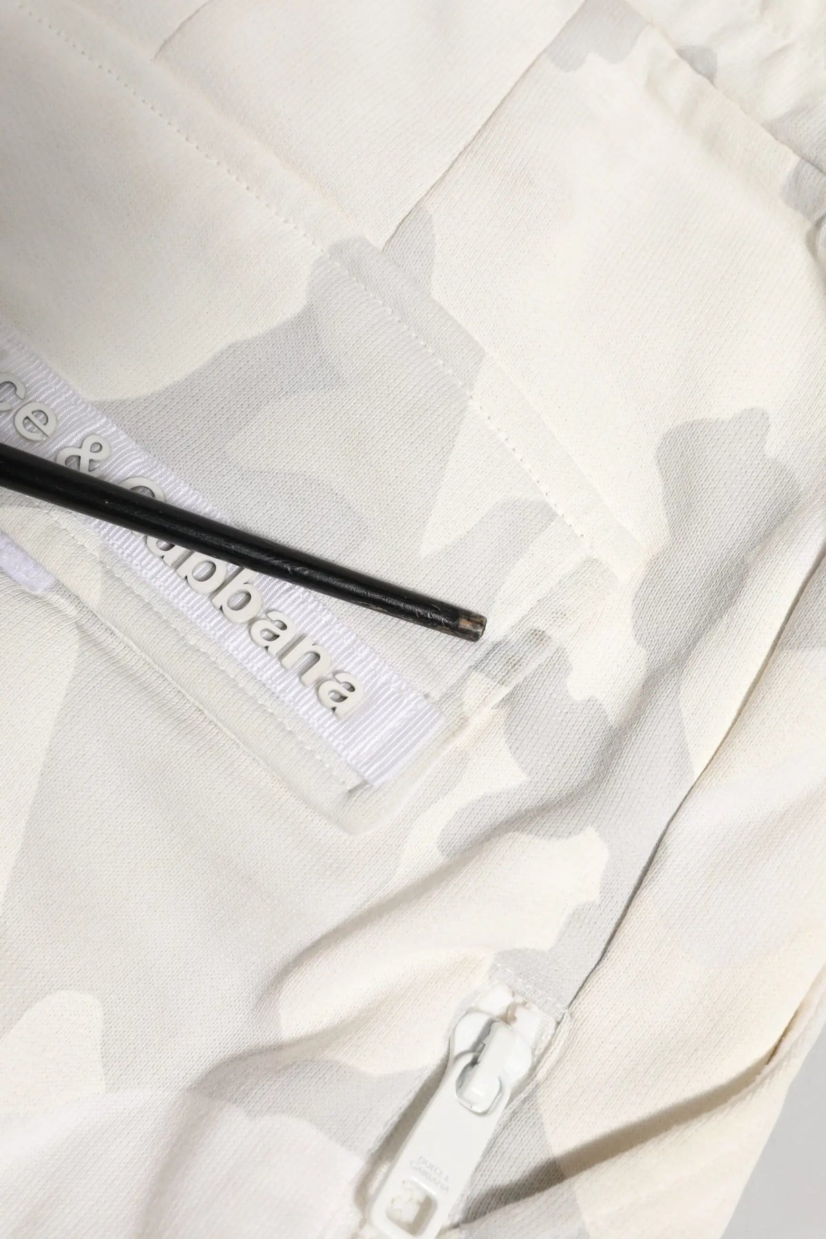 Pantalon cargo jogger dolce & gabbana blanc avec motif camouflage gris clair et coutures visibles