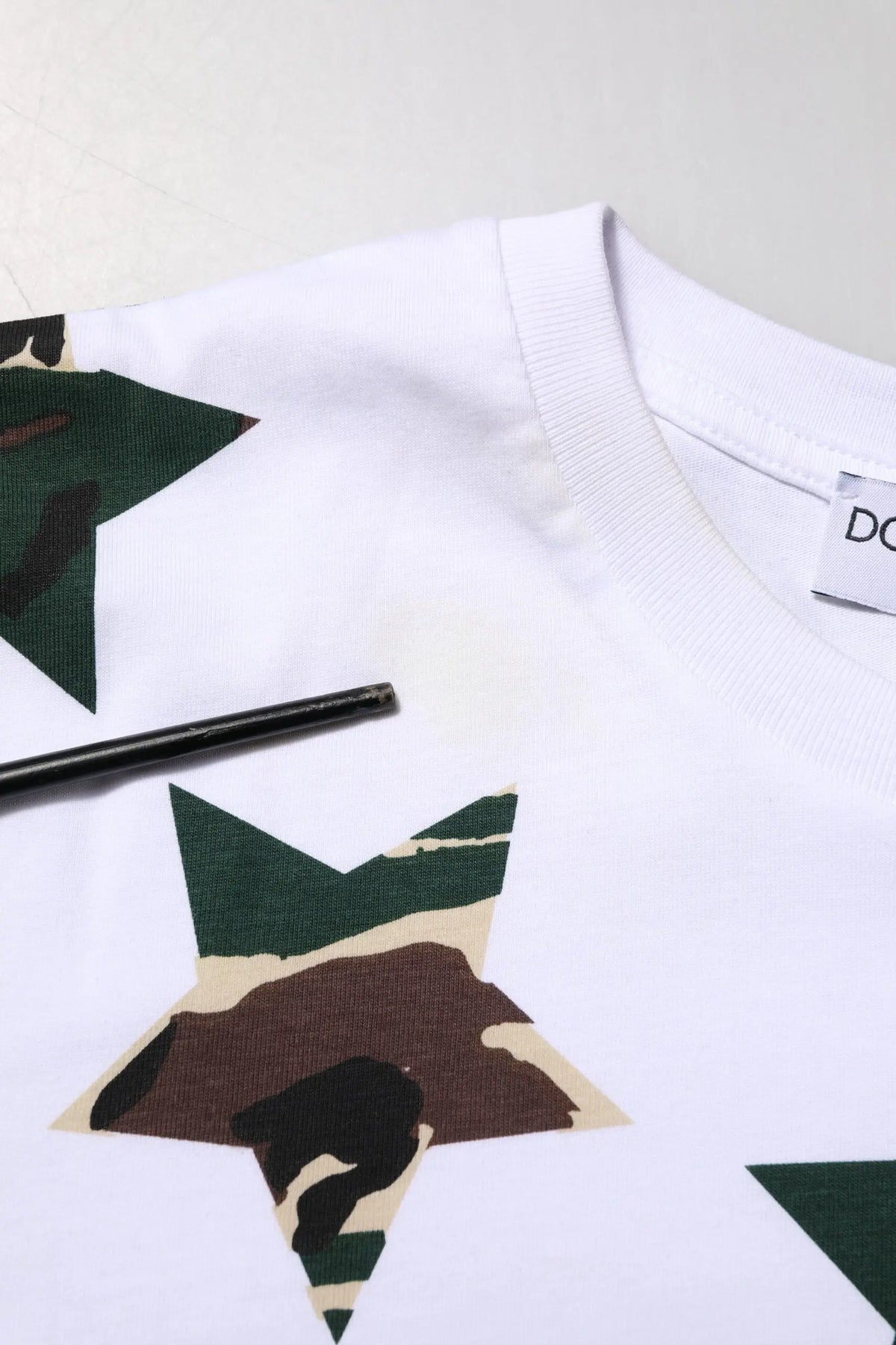 Dolce & gabbana t-shirt blanc en coton pour homme avec étoile camouflage en vert, marron et beige sur le devant