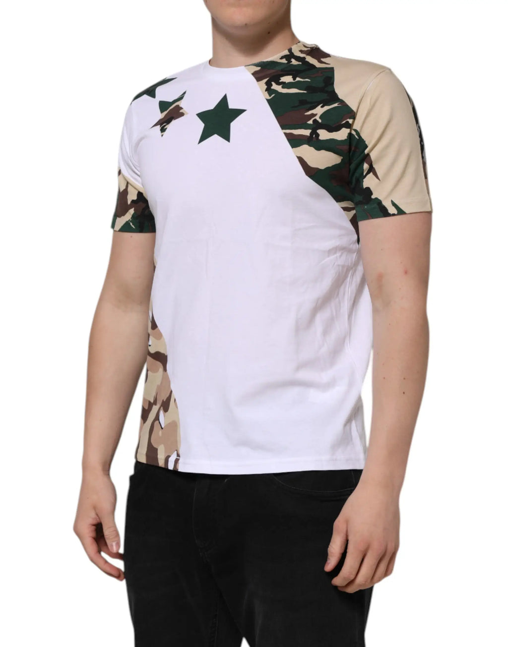 Dolce & gabbana t-shirt homme en coton blanc avec motif camouflage audacieux à lépaule droite et étoiles vert foncé sur la poitrine
