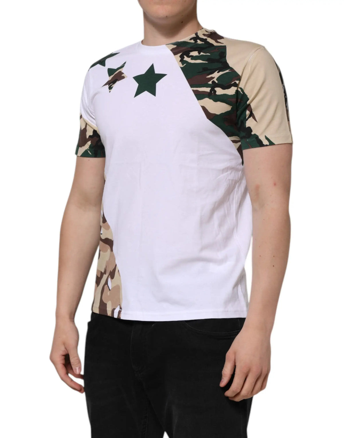 Dolce & gabbana t-shirt homme en coton blanc avec motif camouflage audacieux à lépaule droite et étoiles vert foncé sur la poitrine