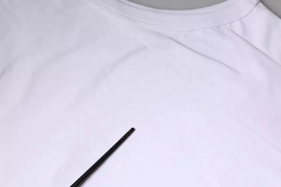 Une tenue dolce & gabbana avec un débardeur blanc camouflage en tissu léger et un stylo noir posé dessus