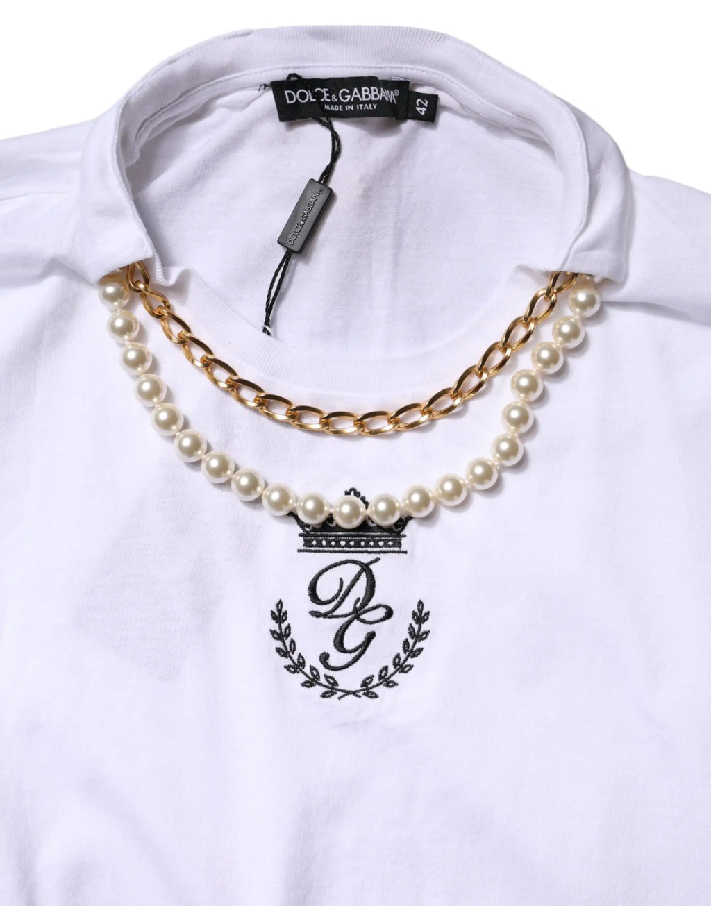 T-shirt dolce gabbana blanc en coton avec logo brodé noir couronne et couronne de laurier orné de colliers superposés