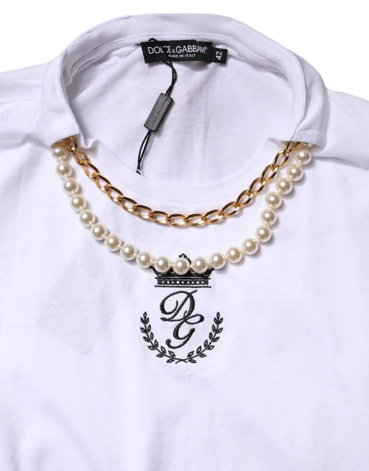 T-shirt dolce gabbana blanc en coton avec logo brodé noir couronne et couronne de laurier orné de colliers superposés