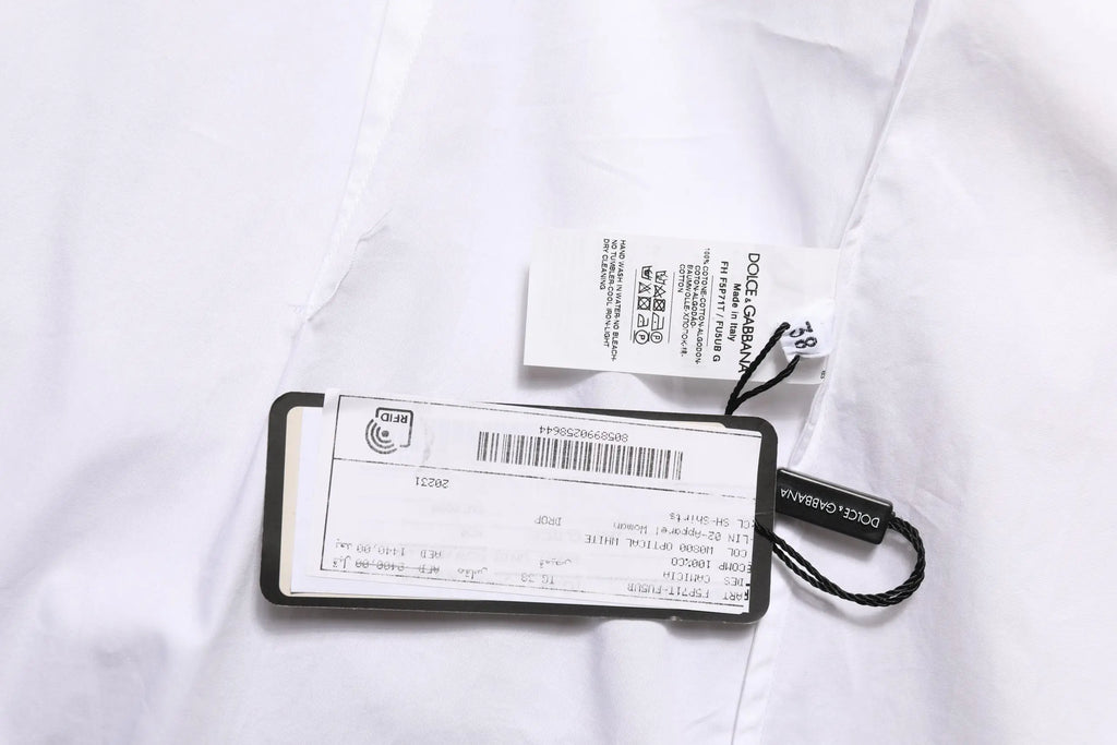 Étiquette blanche dolce gabbana avec bordure noire et code-barres sur la chemise à manches longues col blanc