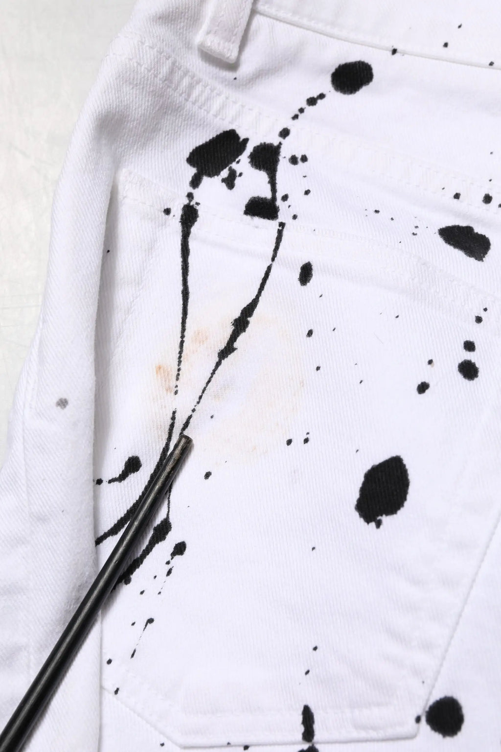Jean skinny en denim blanc dolce gabbana avec motif éclaboussures de peinture noire audacieuse
