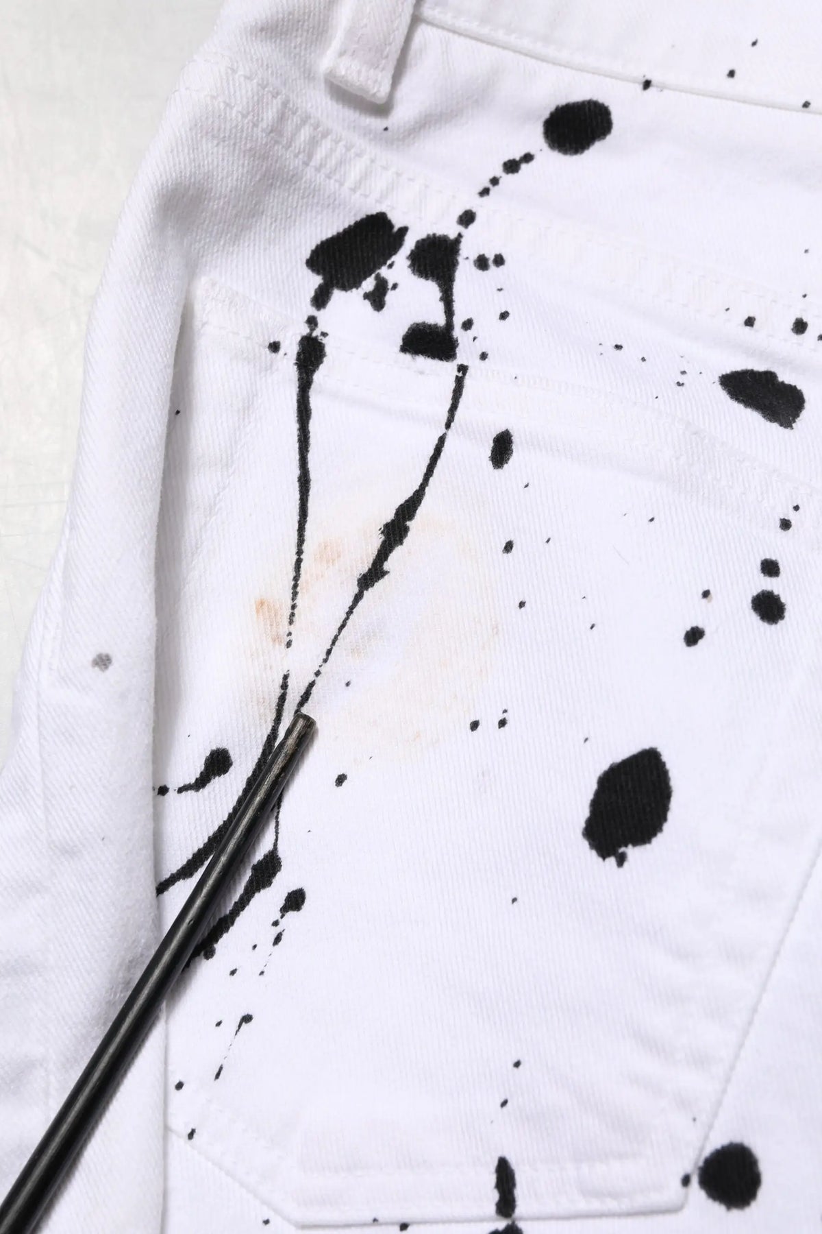 Jean skinny en denim blanc dolce gabbana avec motif éclaboussures de peinture noire audacieuse