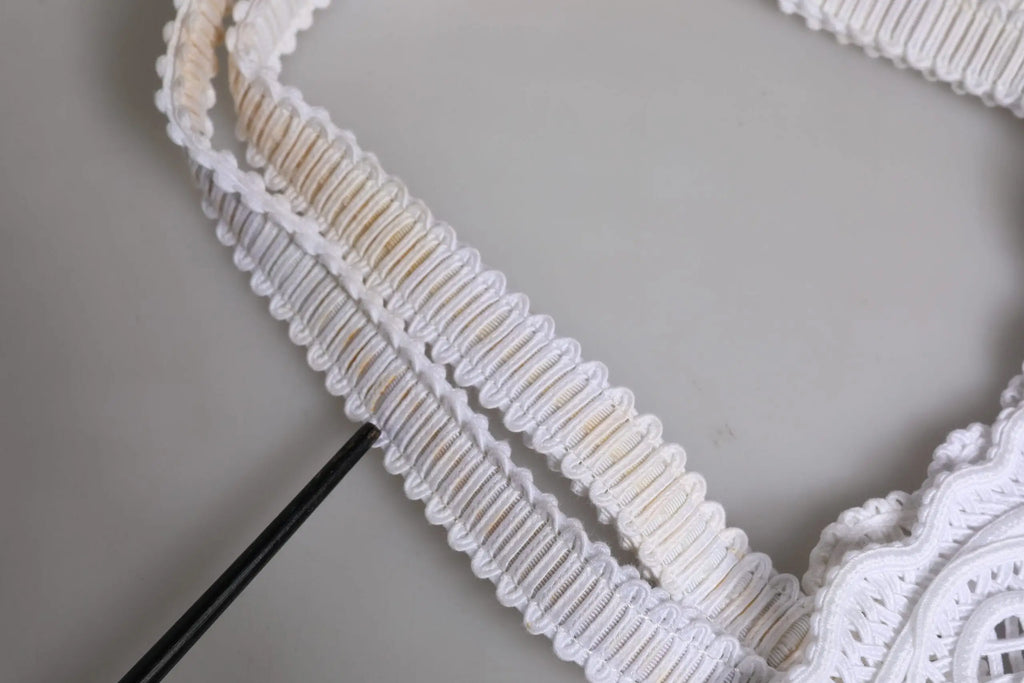 Cordon macramé blanc texturé avec motif tissé pour sac shopping dentelle blanc dolce & gabbana cordonetto beatrice