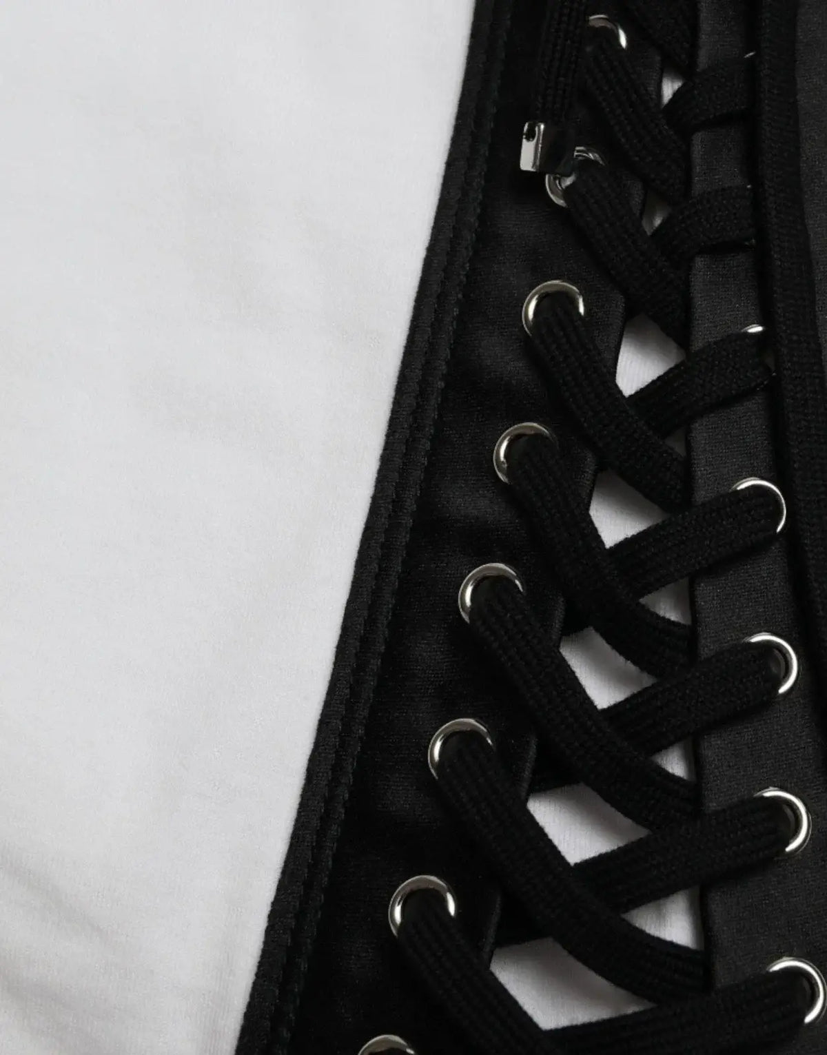 Corset noir à lacets dolce & gabbana avec œillets métal argenté et fermeture éclair, t-shirt blanc en coton imprimé mode 2000