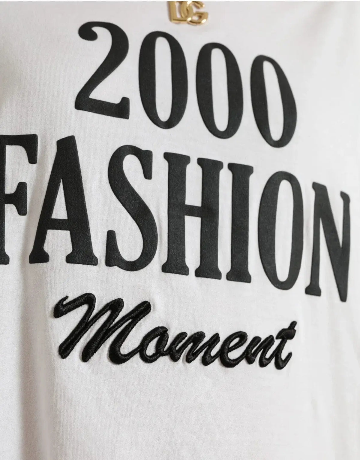 T-shirt blanc dolce gabbana en coton avec inscription noire mode 2000 et logo doré au-dessus