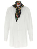 Foulard en soie noir à motifs floraux avec détails chaîne dorée et logo brodé associé à une blouse coton blanc dolce gabbana