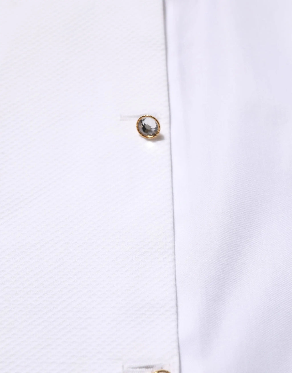 Bouton doré avec pierre facettée claire au centre sur chemise blanche en coton dolce & gabbana à col plastron