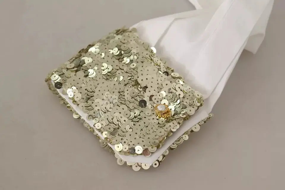 Un clutch argenté scintillant en sequins avec ornement doré délicat pour accompagner le top en coton blanc dolce & gabbana