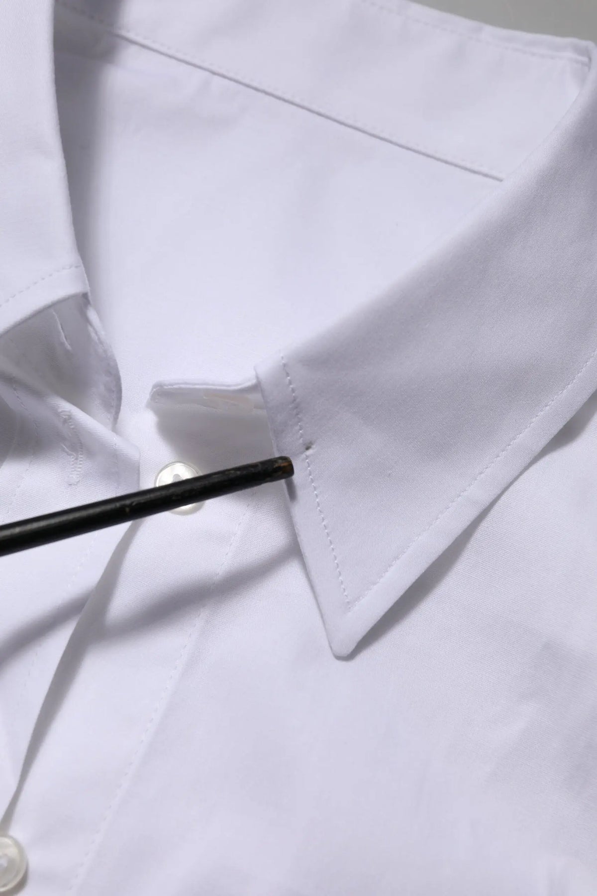 Col blanc en coton dolce et gabbana avec bouton unique et couture soignée sur chemise à manches longues