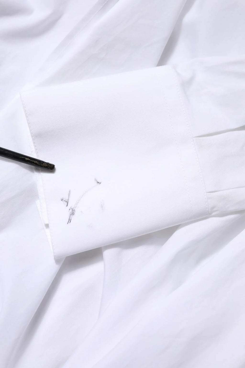 Dolce & gabbana chemise blanche en coton à manches longues avec poignets plissés et stylo noir à côté