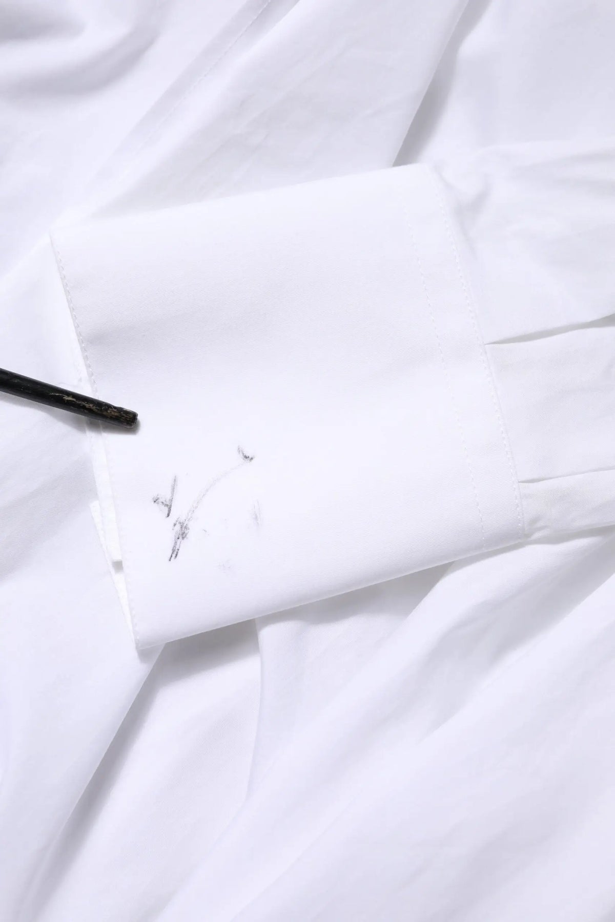 Dolce & gabbana chemise blanche en coton à manches longues avec poignets plissés et stylo noir à côté