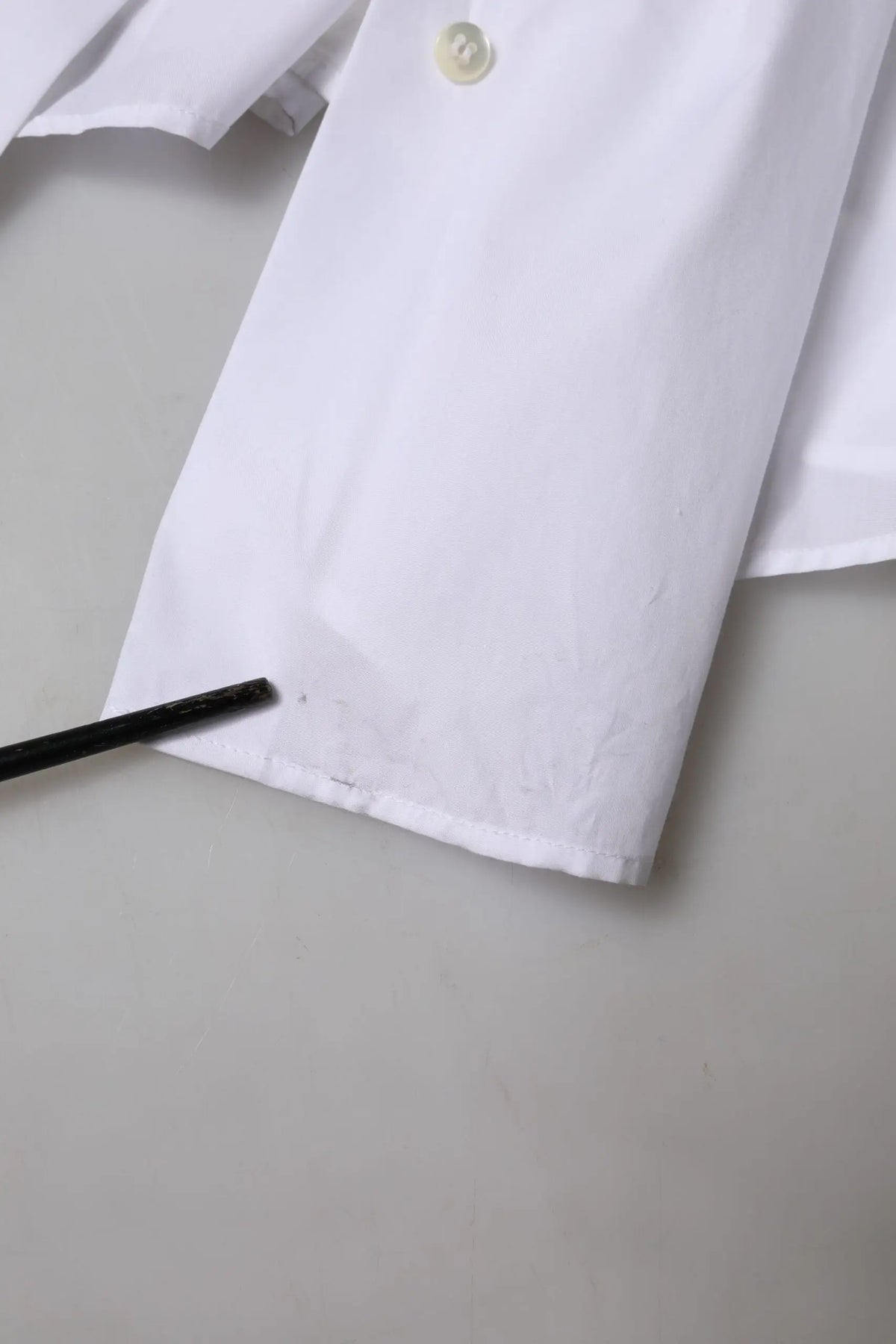 Manche de chemise blanche en coton dolce gabbana avec bouton crème sur un top à manches courtes col classique