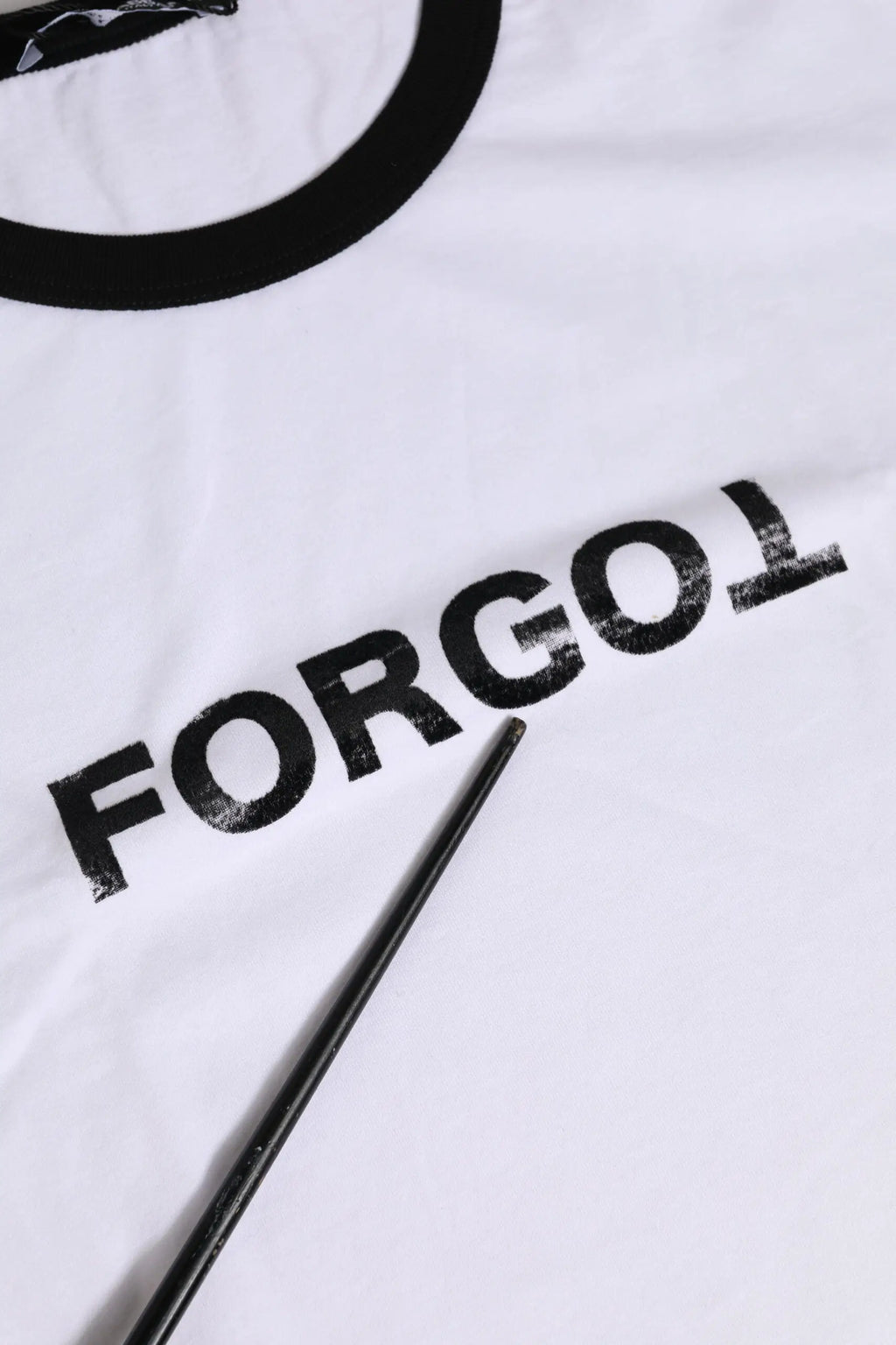 Dolce & gabbana t-shirt blanc en coton cropped avec lettrage noir forgol en impression texturée
