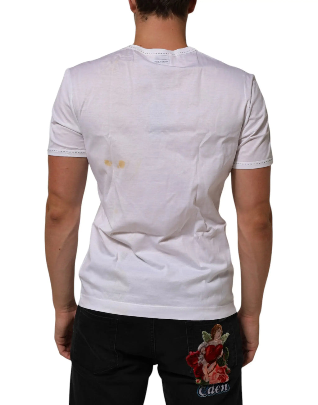 Vue arrière dun t-shirt dolce & gabbana blanc en coton manches courtes avec un petit motif brodé bas du dos